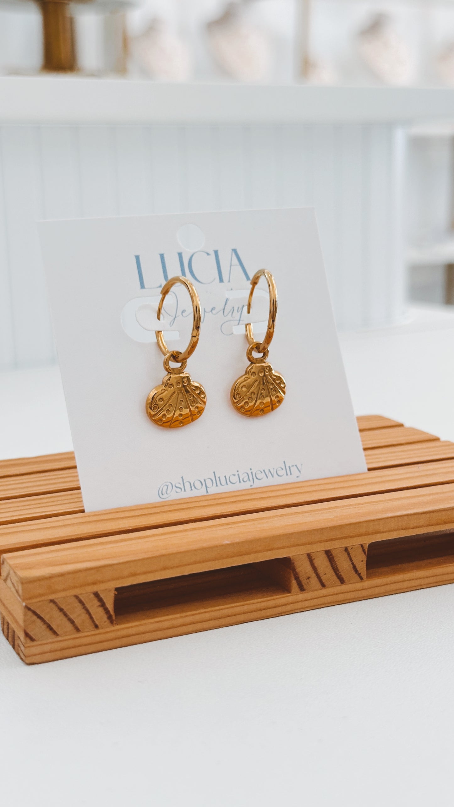 Dainty Scallop Shell Hoops