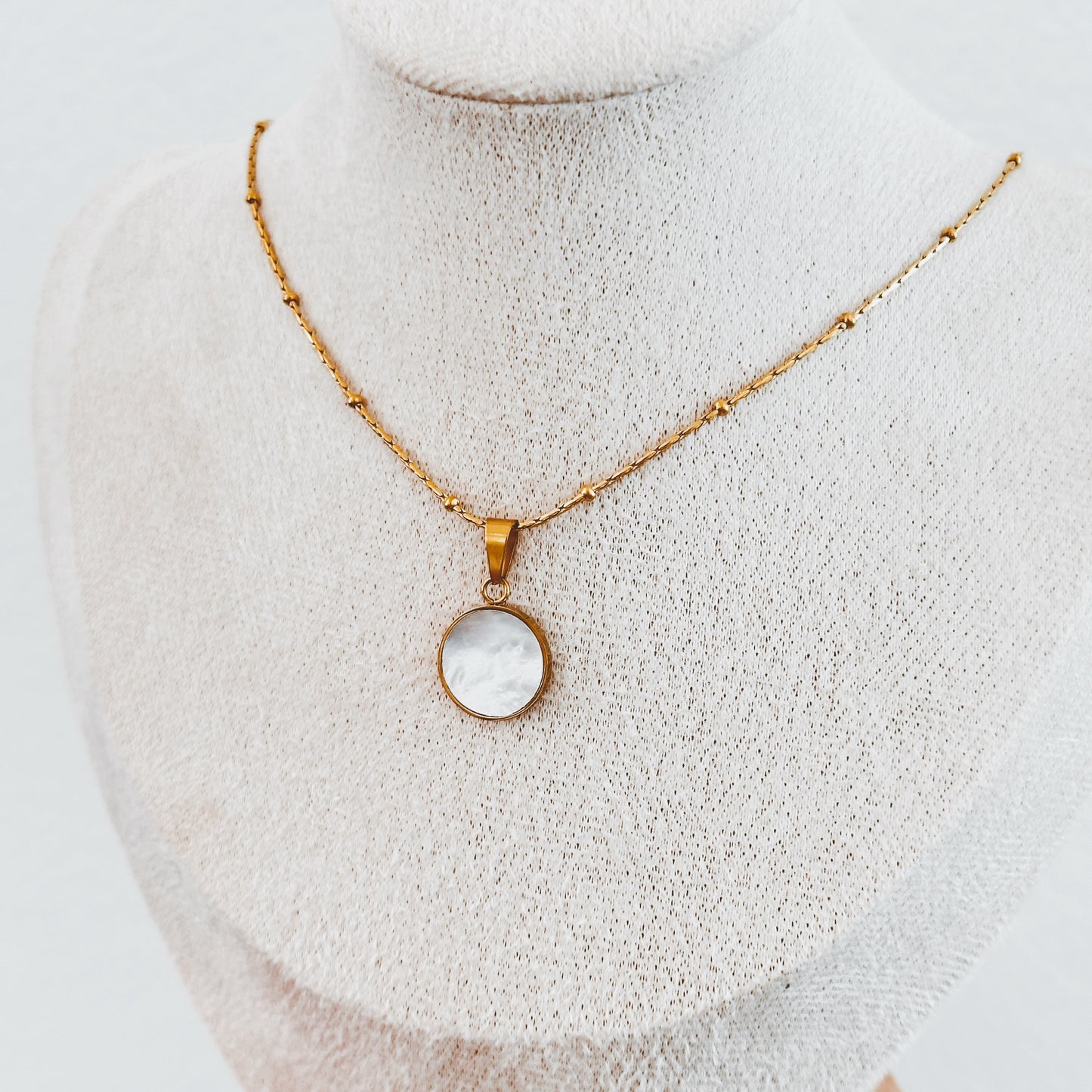 Round Mother of Pearl Necklace