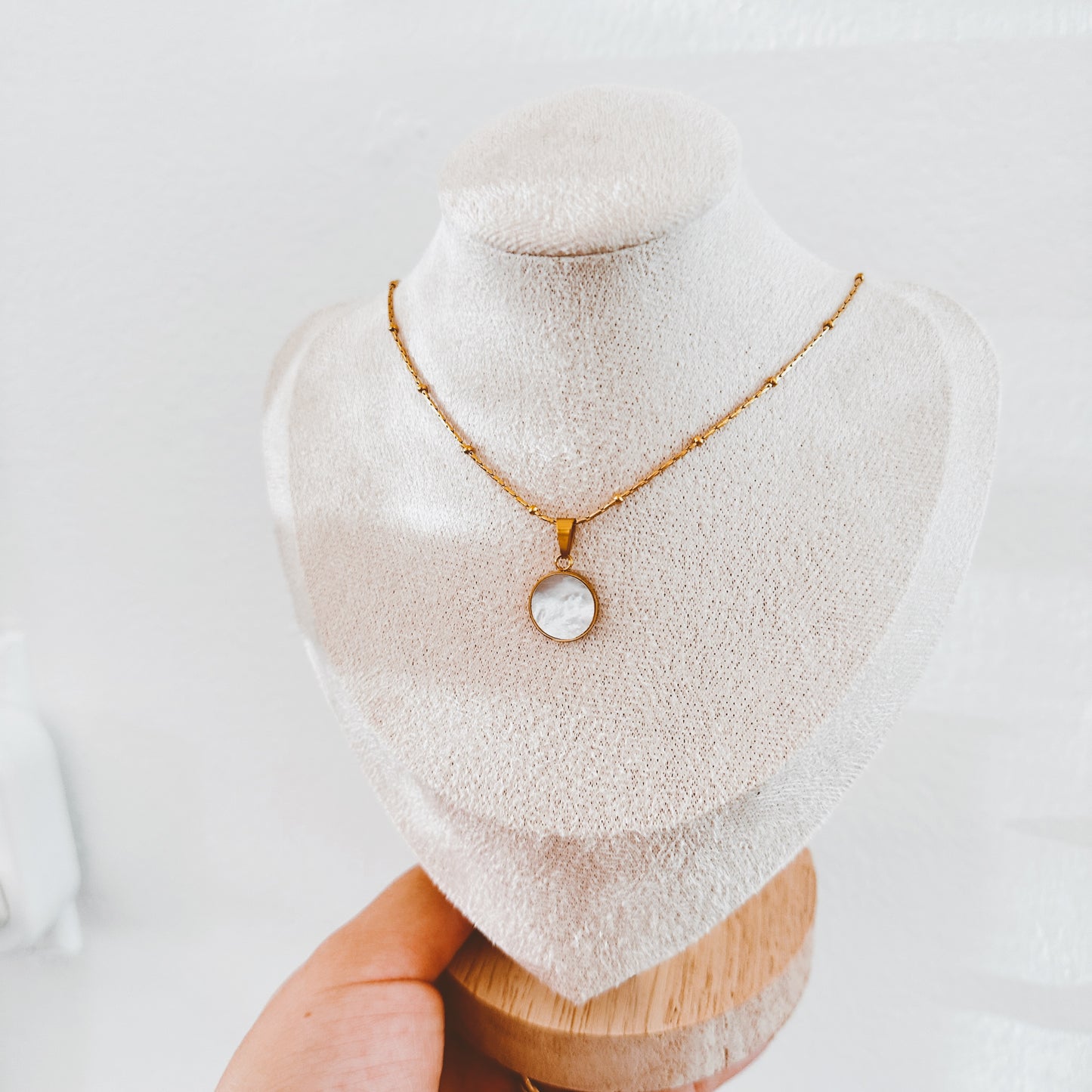 Round Mother of Pearl Necklace