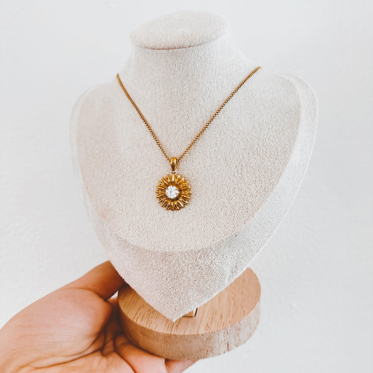 Sparkly Flower Pendant Necklace